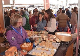 Numerosos asistentes llenaron el recinto ferial, en la plaza Mayor, ayer.