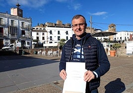 José Mª. Rasero mostrando la respuesta de la Casa Real