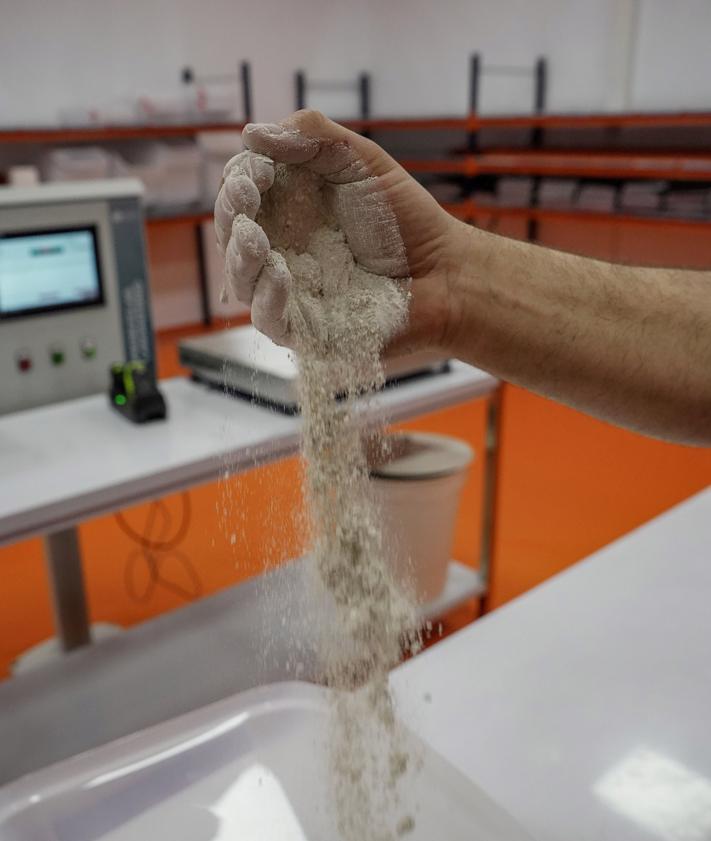 Imagen secundaria 2 - Arriba, este volteador, del que sólo hay dos en España, mezcla la fórmula para piensos durante quince minutos; abajo a la izquierda, esta fábrica puede producir 200 toneladas mensuales, que luego venden a los fabricantes de pienso; a la derecha, el corrector que se utiliza para darle un plus a la alimentación. 