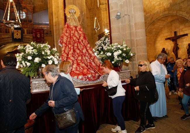 Es la primera vez en cinco años que se puede besar físicamente el manto de la Virgen.