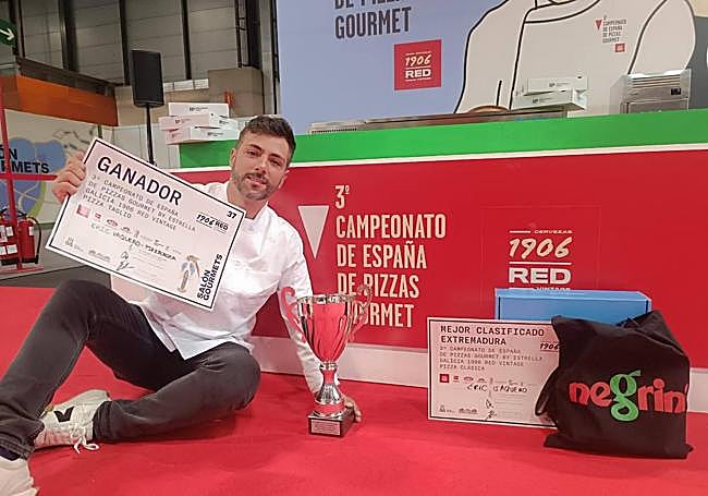 Eric Vaquero es pizzero y técnico de sonido en la Champions.