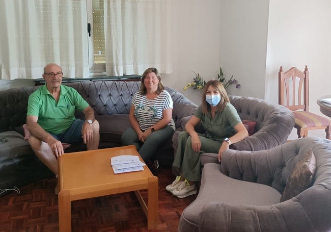 Virginia Broncano (a la izquierda), junto a usuarios del piso de Toledo.