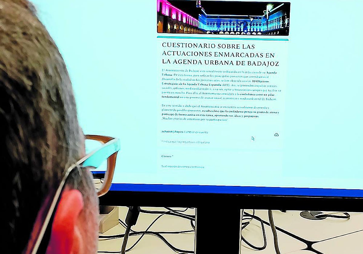 Un pacense rellena el cuestionario sobre la Agenda Urbana de Badajoz en la web municipal.