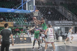 Entrada a canasta de un jugador del Cáceres.