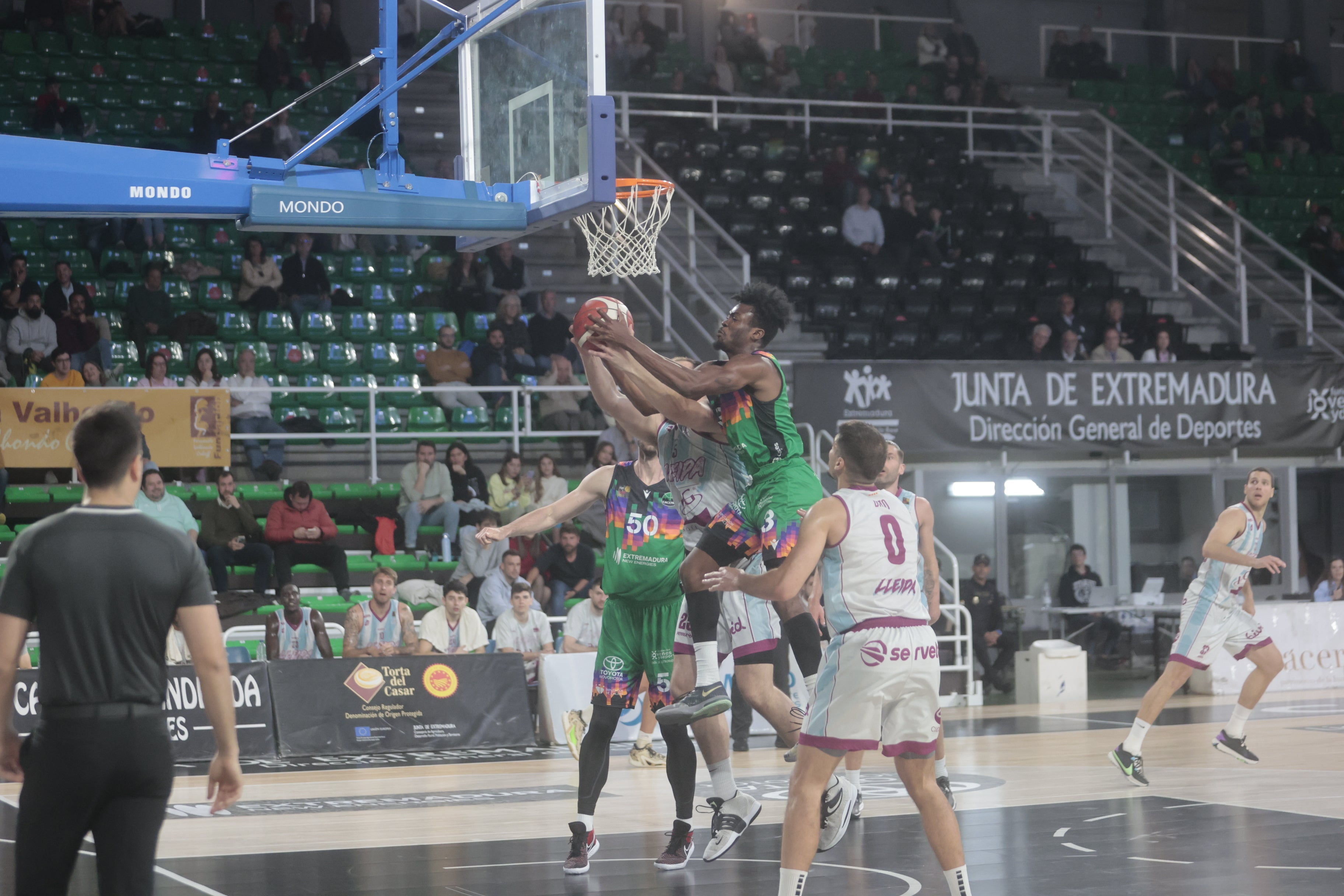 Entrada a canasta de un jugador del Cáceres.
