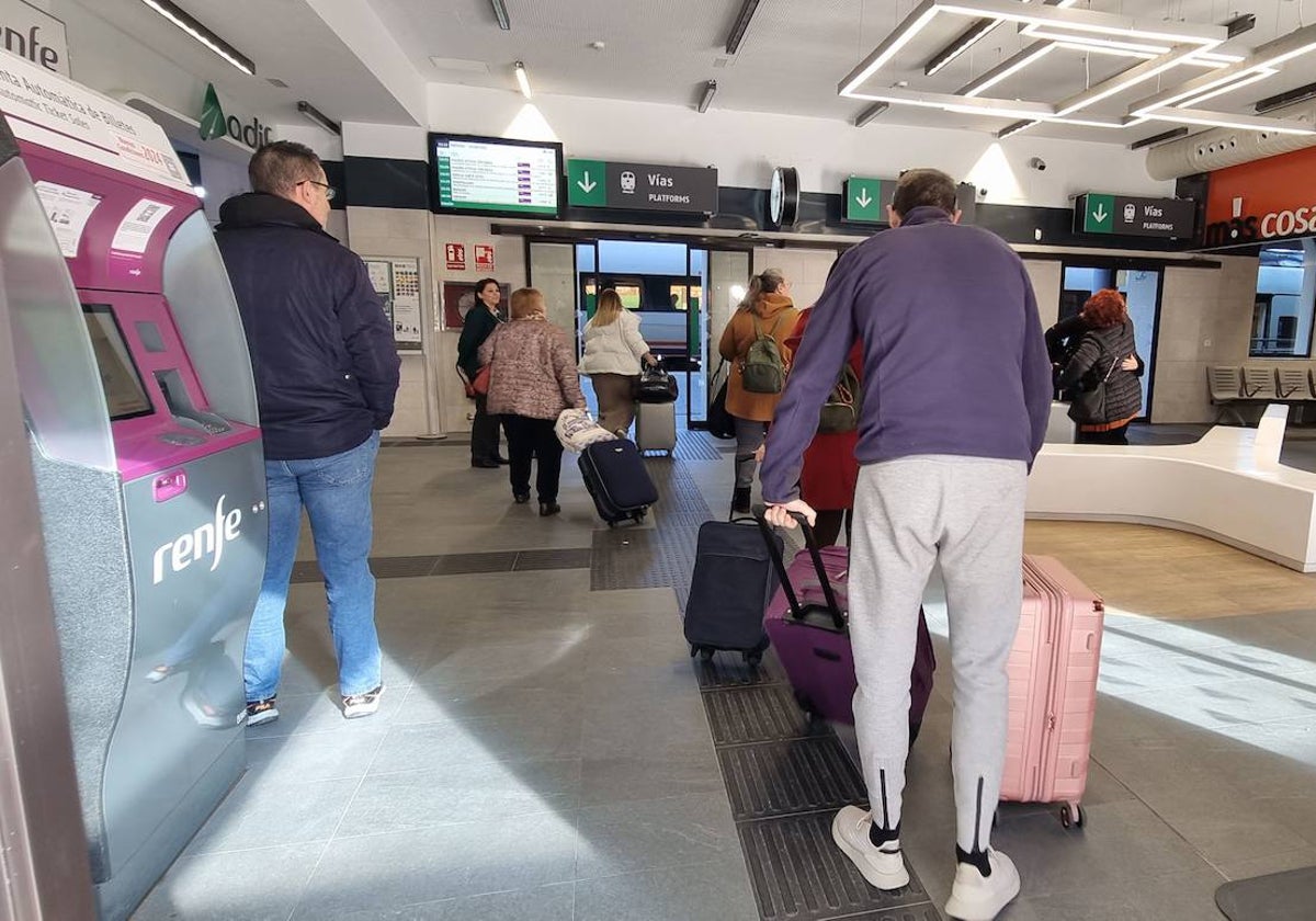 Viajeros en la estación de Mérida.