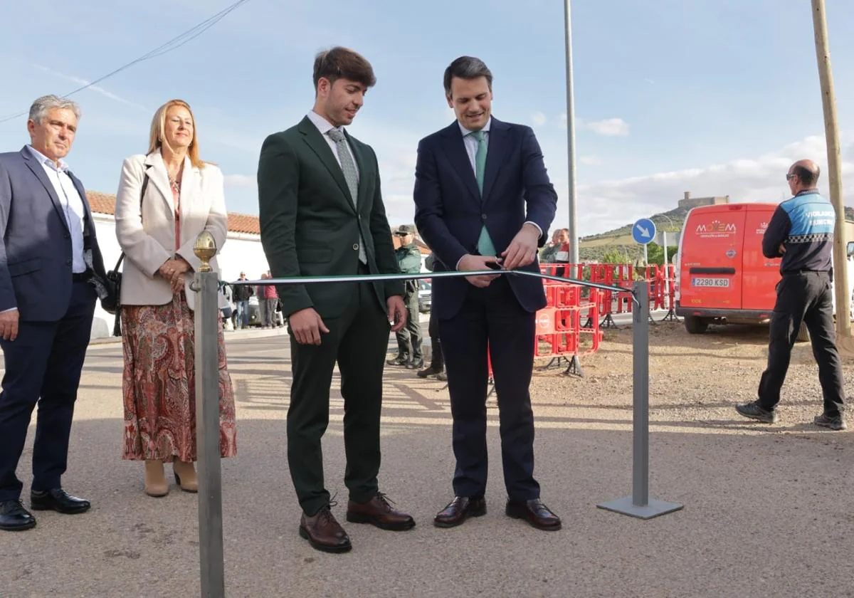 El consejero de Presidencia, Abel Bautista, inauguró la Feria Agronadera de Puebla de Alcocer este jueves, junto al alcalde de la localidad pacense, Gonzalo Hernán.