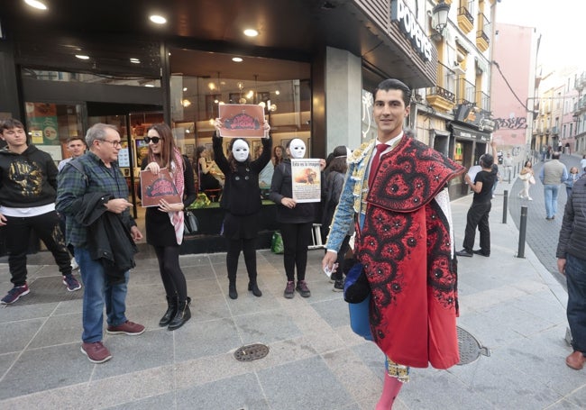 Jairo Miguel pasa ante los manifestantes antitaurinos vestido de luces.