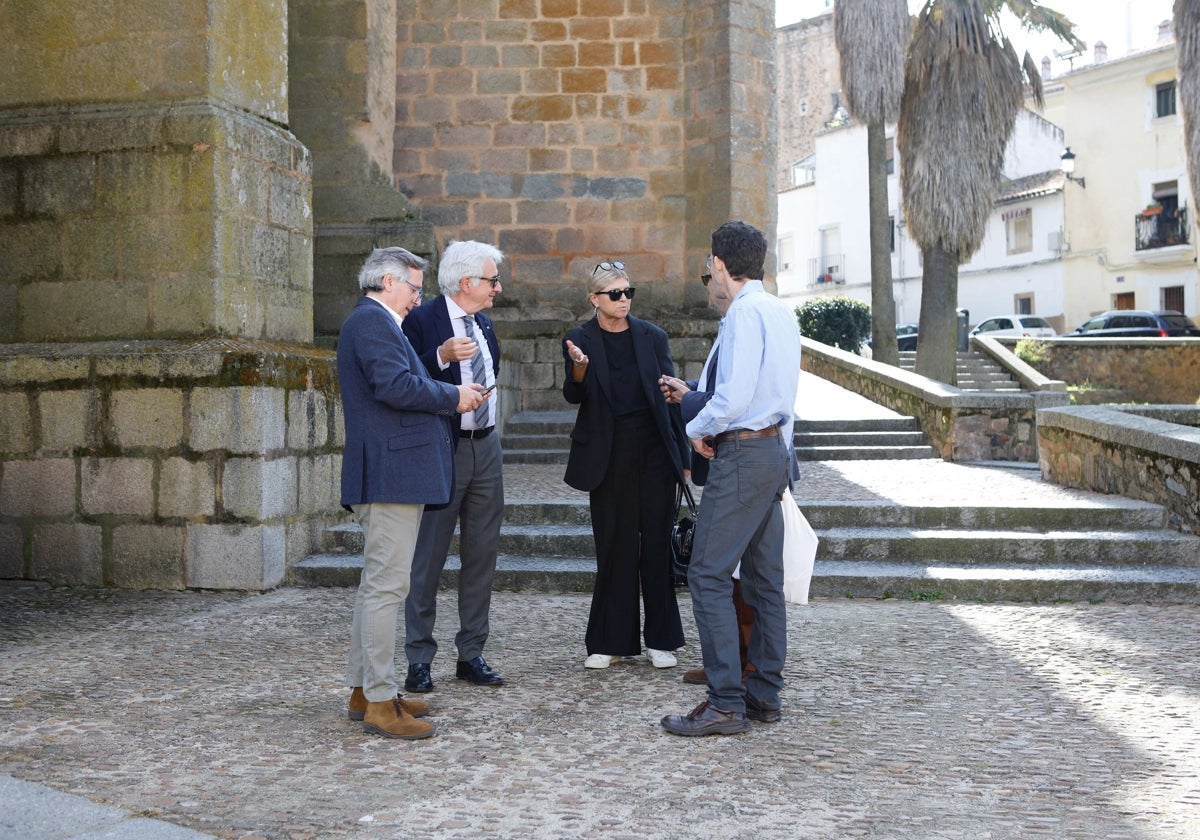 Arquitectos europeos en una visita a la Plaza de Santiago, cuya financiación irá en parte con cargo al remanente municipal.