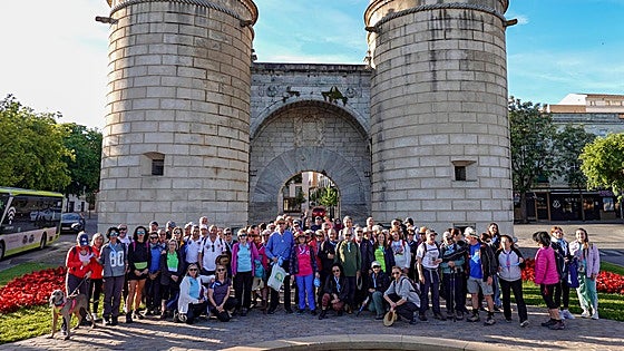 Los senderistas cumplen con su tradicional visita a la Virgen de Bótoa