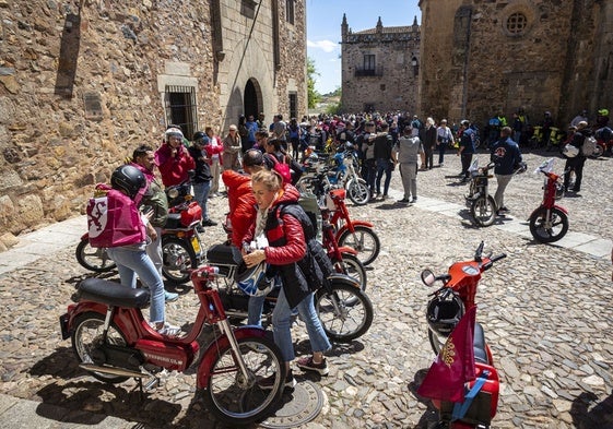 Los usuarios de vespinos se reunieron en la Plaza de San Mateo.