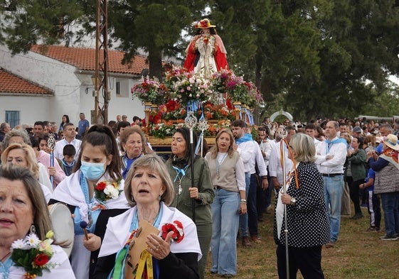 La Virgen de Bótoa estuvo muy arropada por los romeros en todo el recorrido de la procesión por los campos.