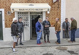 Ambiente esta mañana en el bar Betis de San Roque.