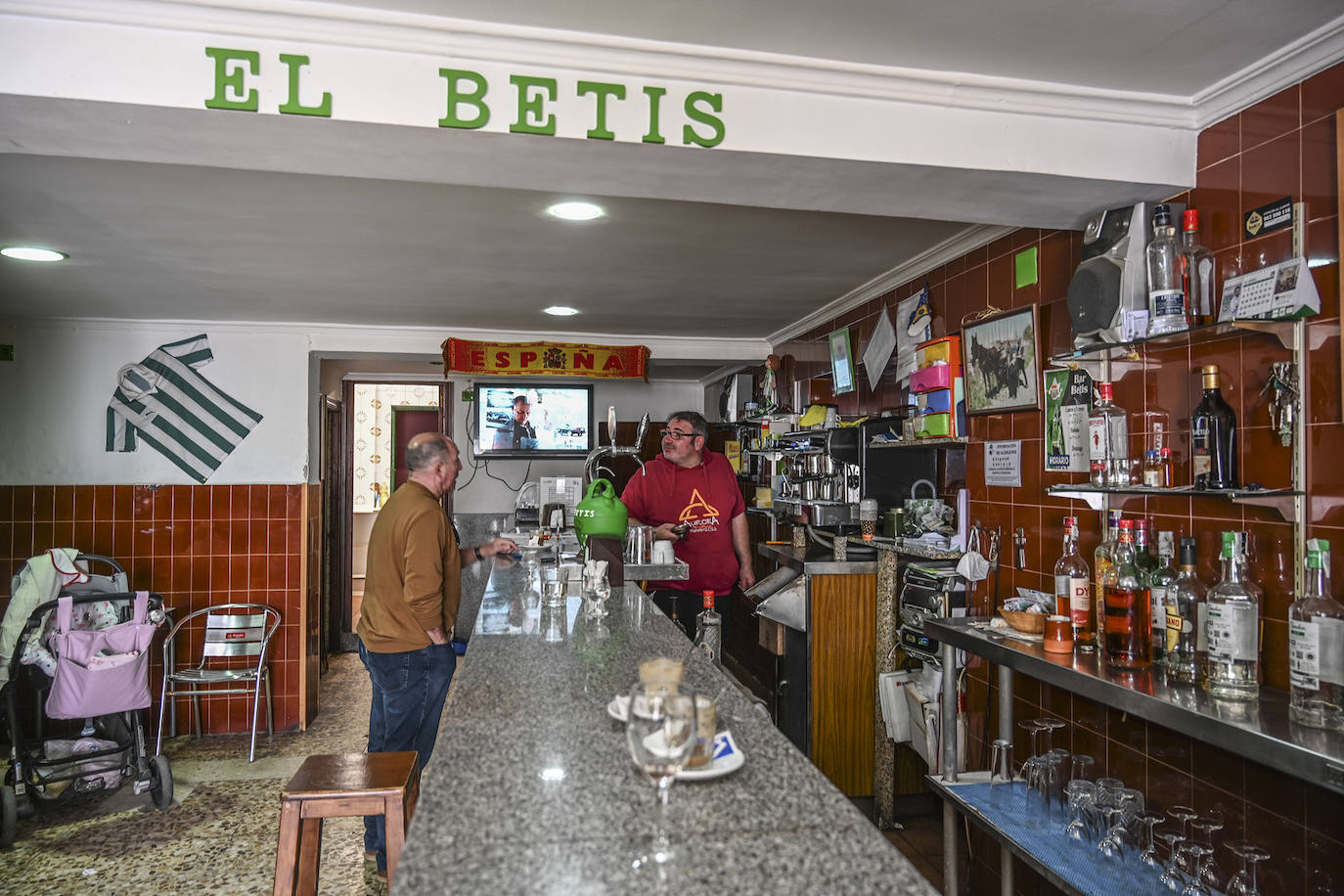 Júbilo en el bar Nuevo Betis por el premio de la ONCE