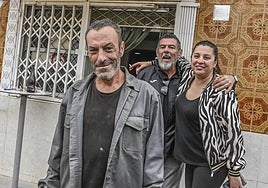 Juan José Holgado, Rocío González y su sobrina, con el cupón premiado en su bar.