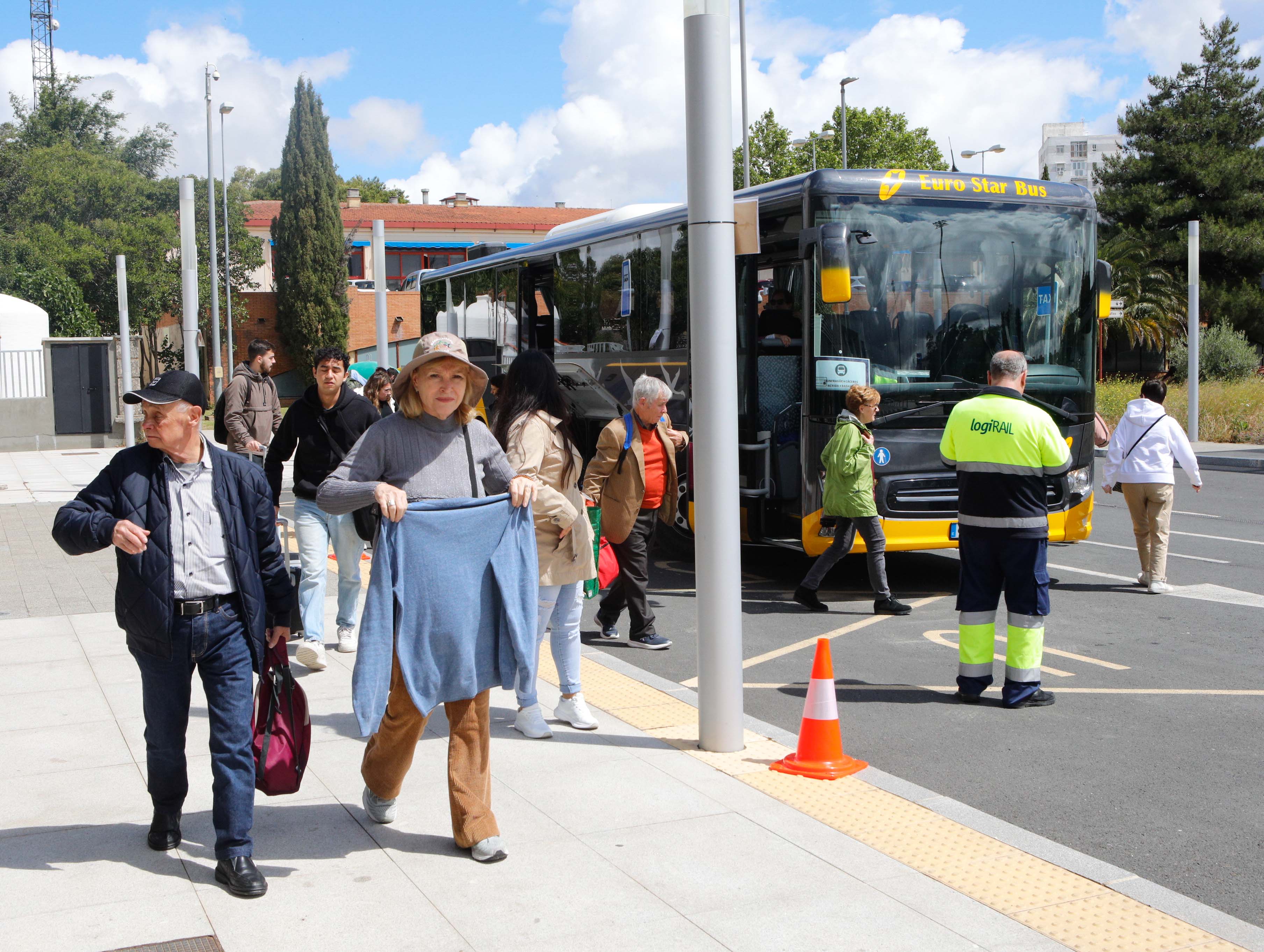 Desconcierto y quejas el primer día sin trenes en la estación de Cáceres