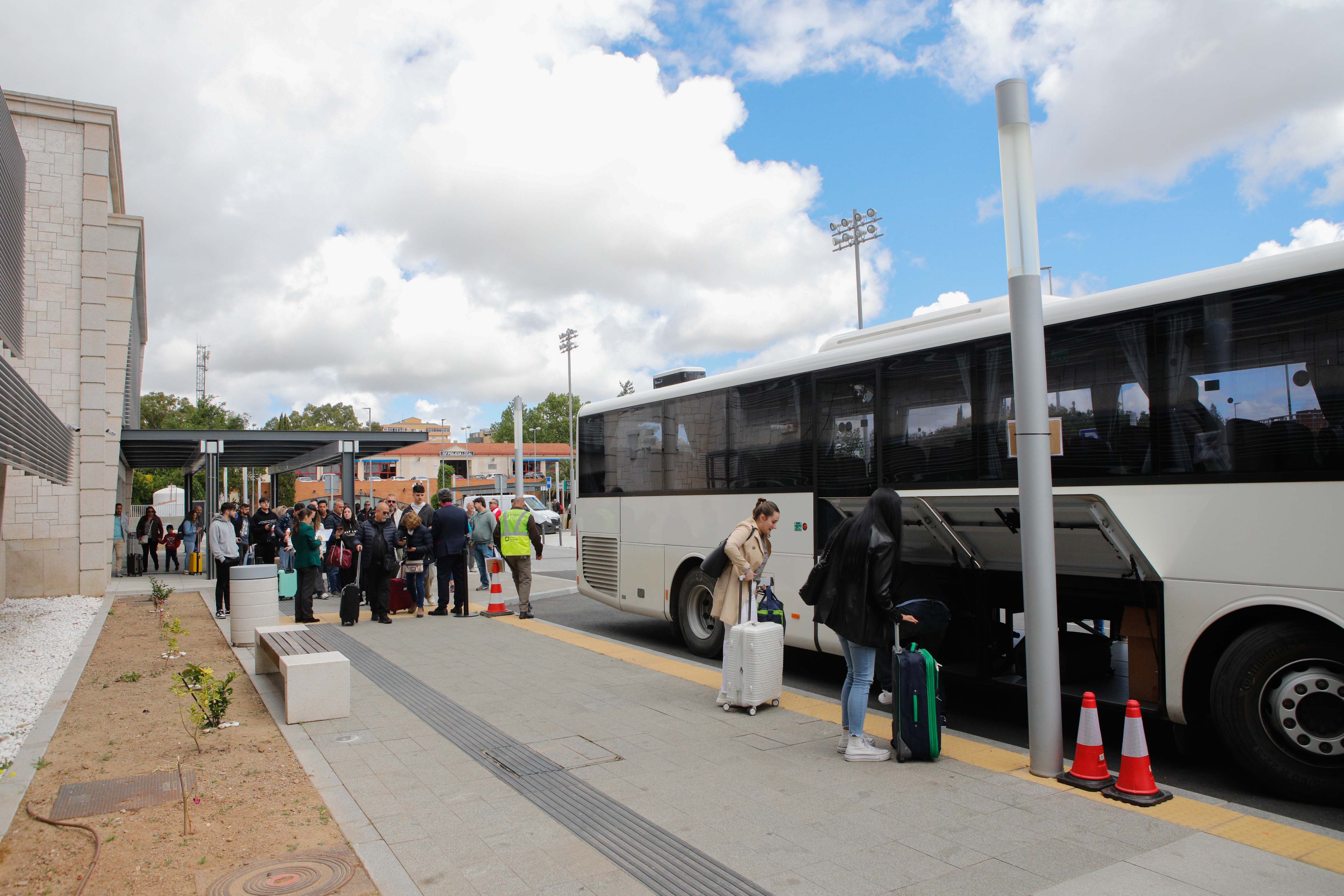 Desconcierto y quejas el primer día sin trenes en la estación de Cáceres