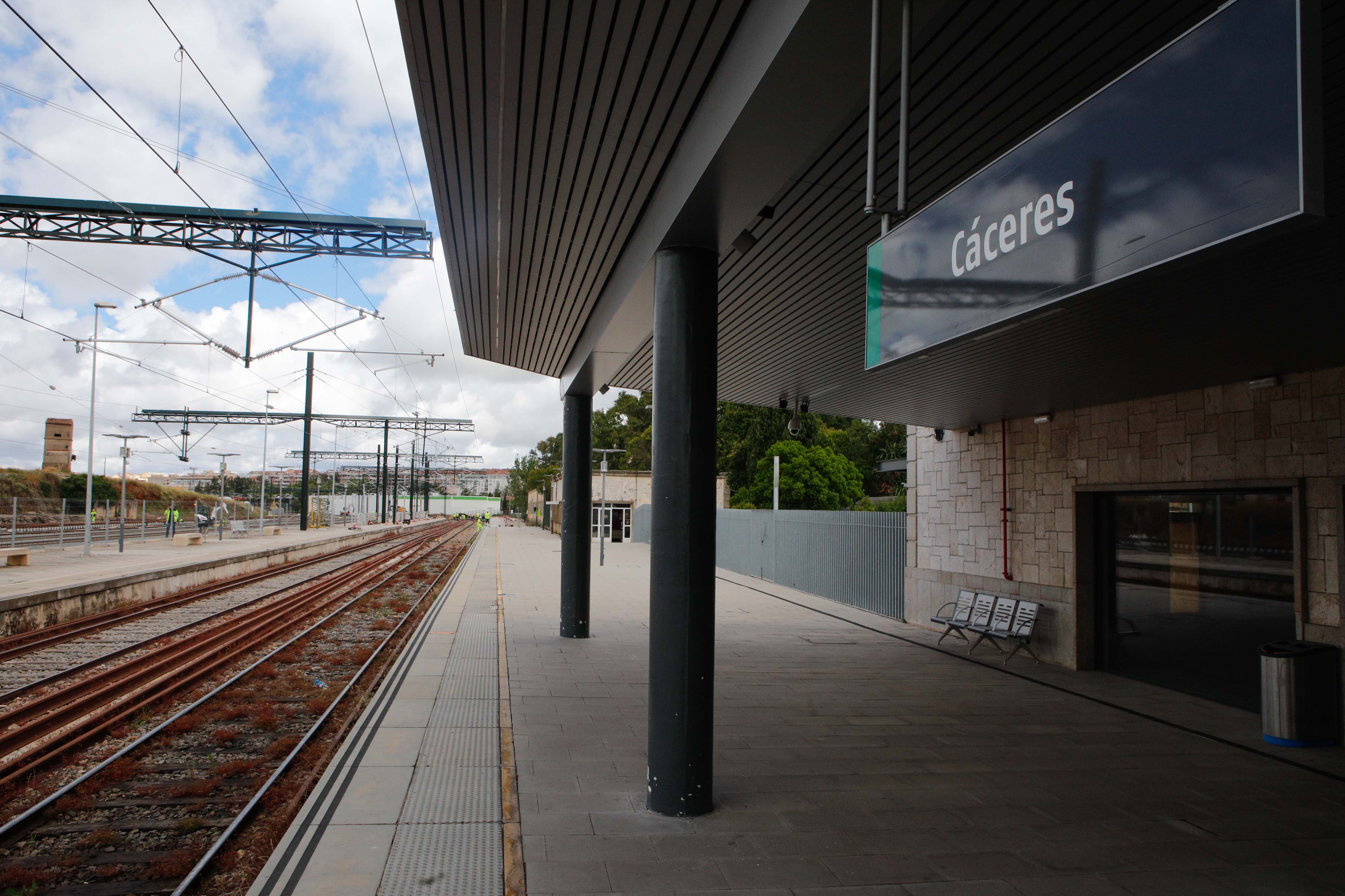 Desconcierto y quejas el primer día sin trenes en la estación de Cáceres