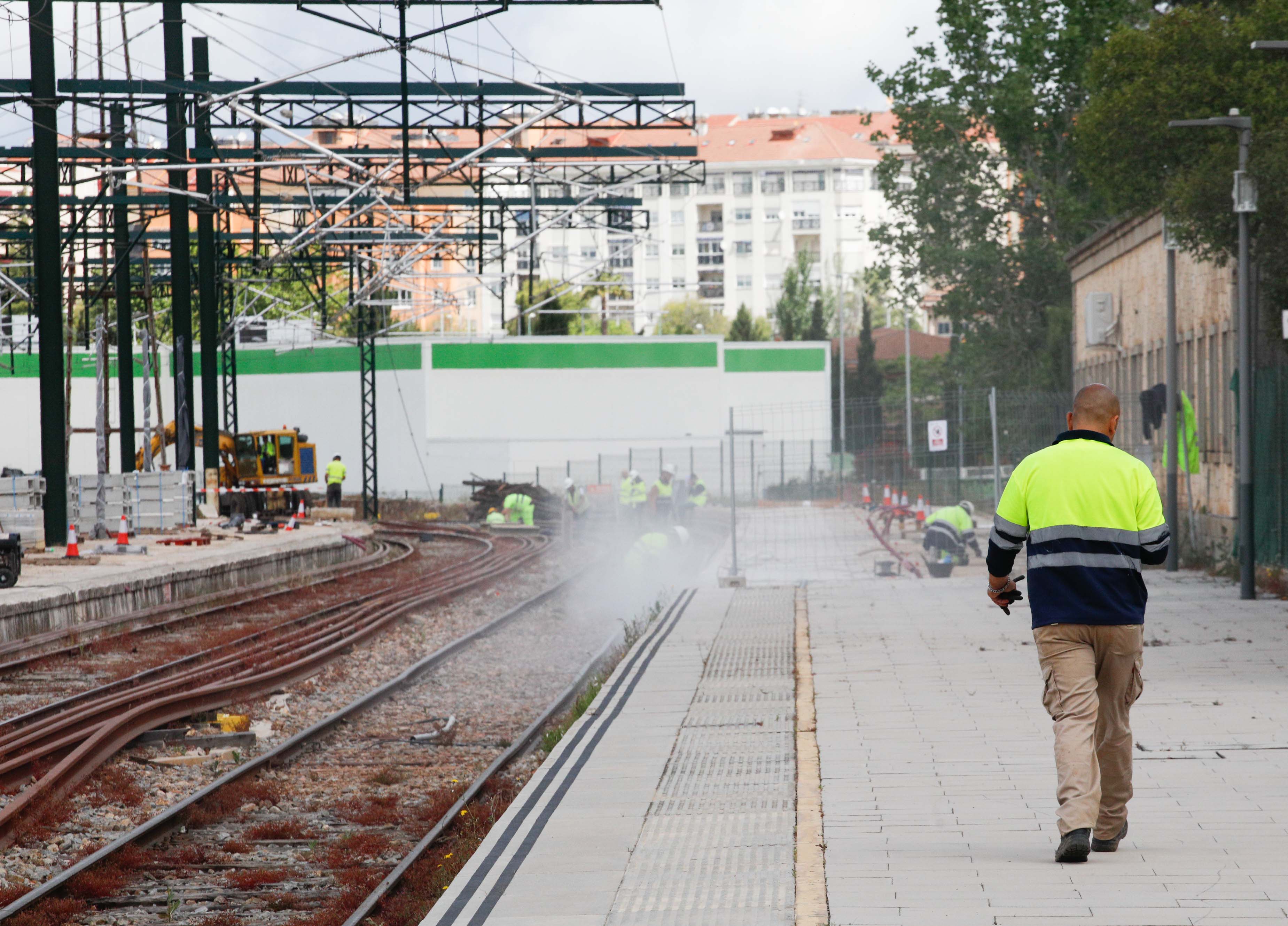 Desconcierto y quejas el primer día sin trenes en la estación de Cáceres