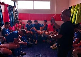 Cele arenga al equipo en el descanso