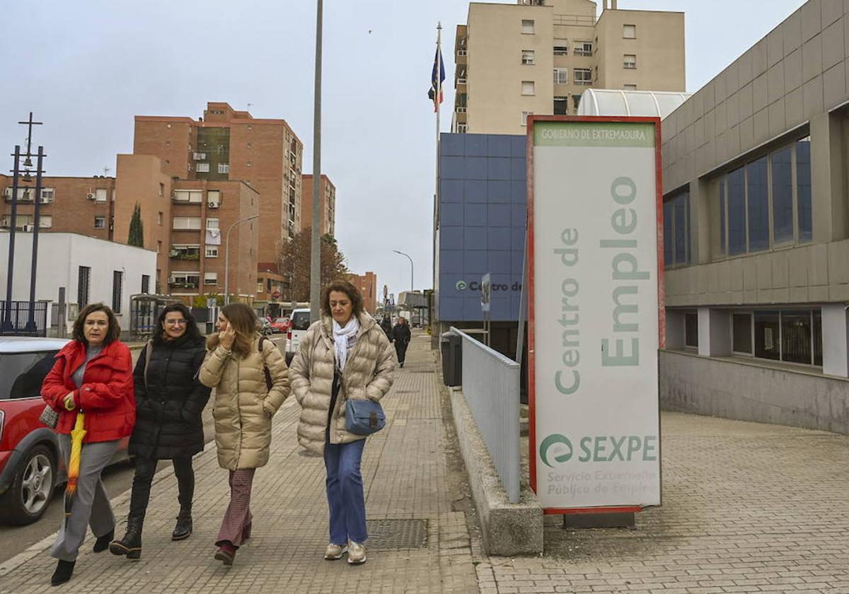 El paro baja en Extremadura en 2.326 personas en abril