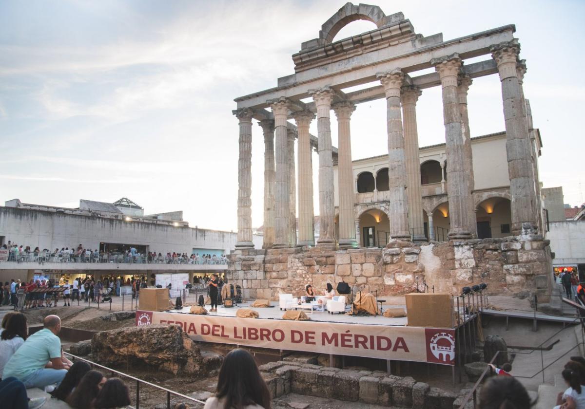 Presentaciones en el escenario del Templo de Diana en la feria del libro.