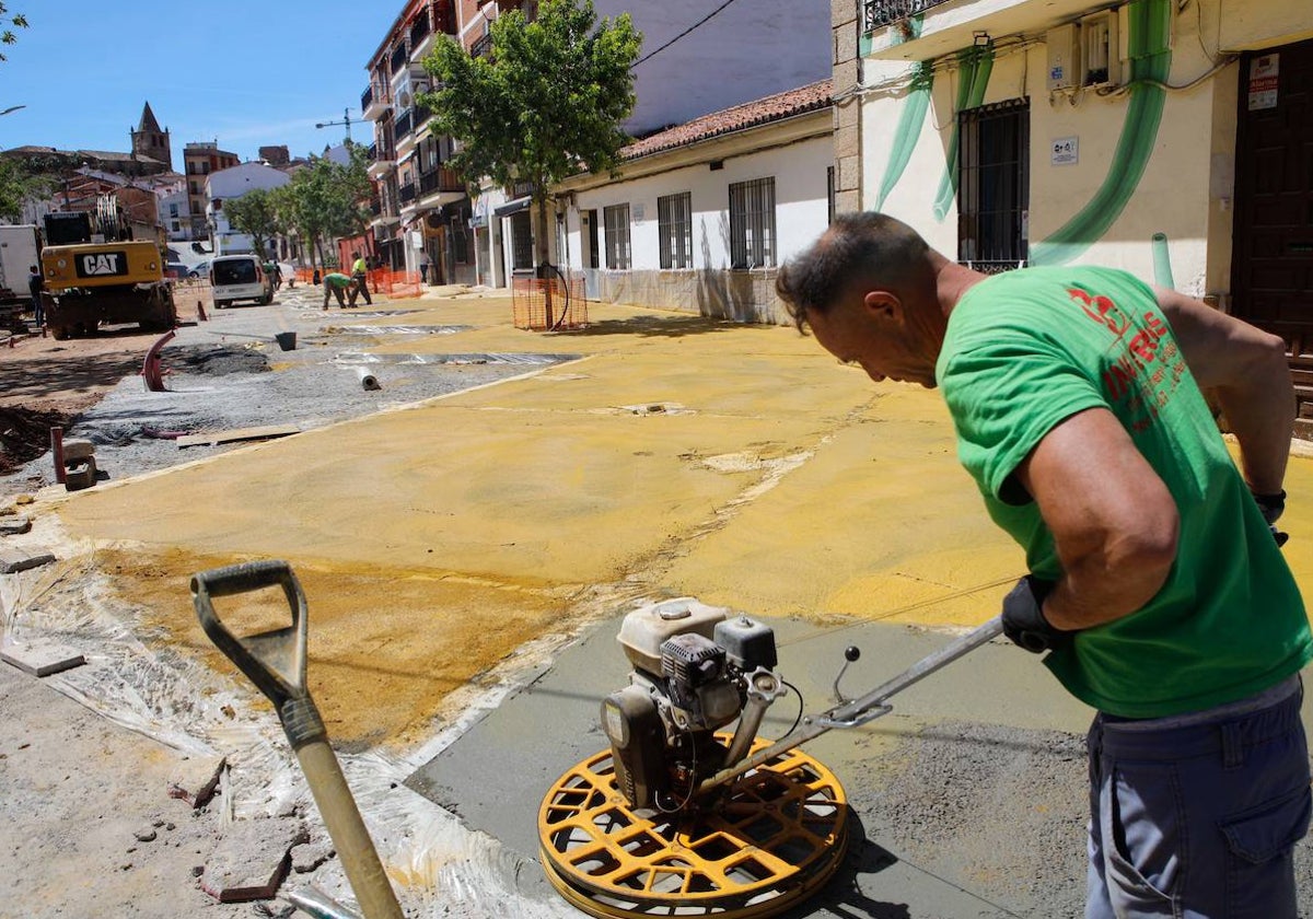 Un operario trabaja en la avenida de San Blas. ARMANDO MÉNDEZ