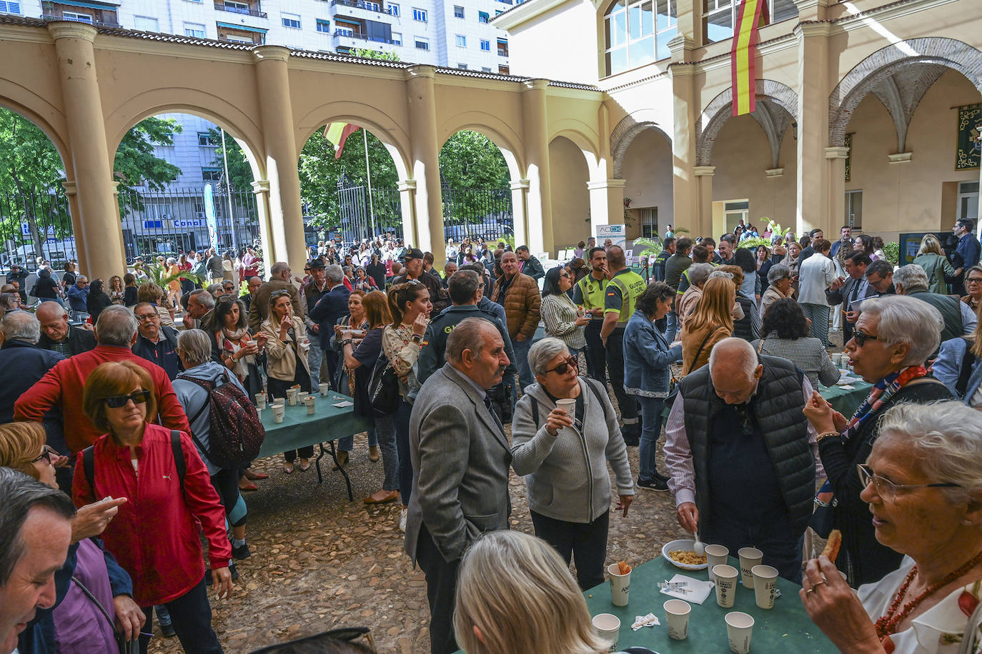 Desayuno solidario de la Guardia Civil a favor del Asociación Oncológica de Extremadura (AOEx)