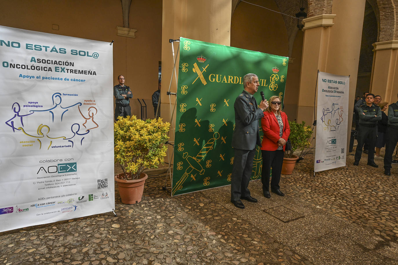 Desayuno solidario de la Guardia Civil a favor del Asociación Oncológica de Extremadura (AOEx)
