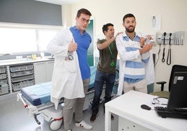 José María Granado, MIR de Cirugía, y Pablo Ortega, de Pediatría, se pusieron este martes la bata de médico junto a Portilla, neurólogo y jefe de estudios de Formación Sanitaria Hospitalaria de Cáceres.