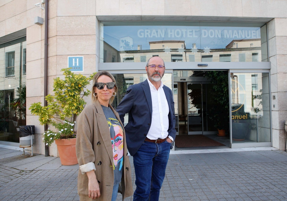 Patricia Sierra y José María Izquierdo, de la plataforma Personas Refugiadas de Cáceres, antes de la reunión con Womad en el hotel Don Manuel.