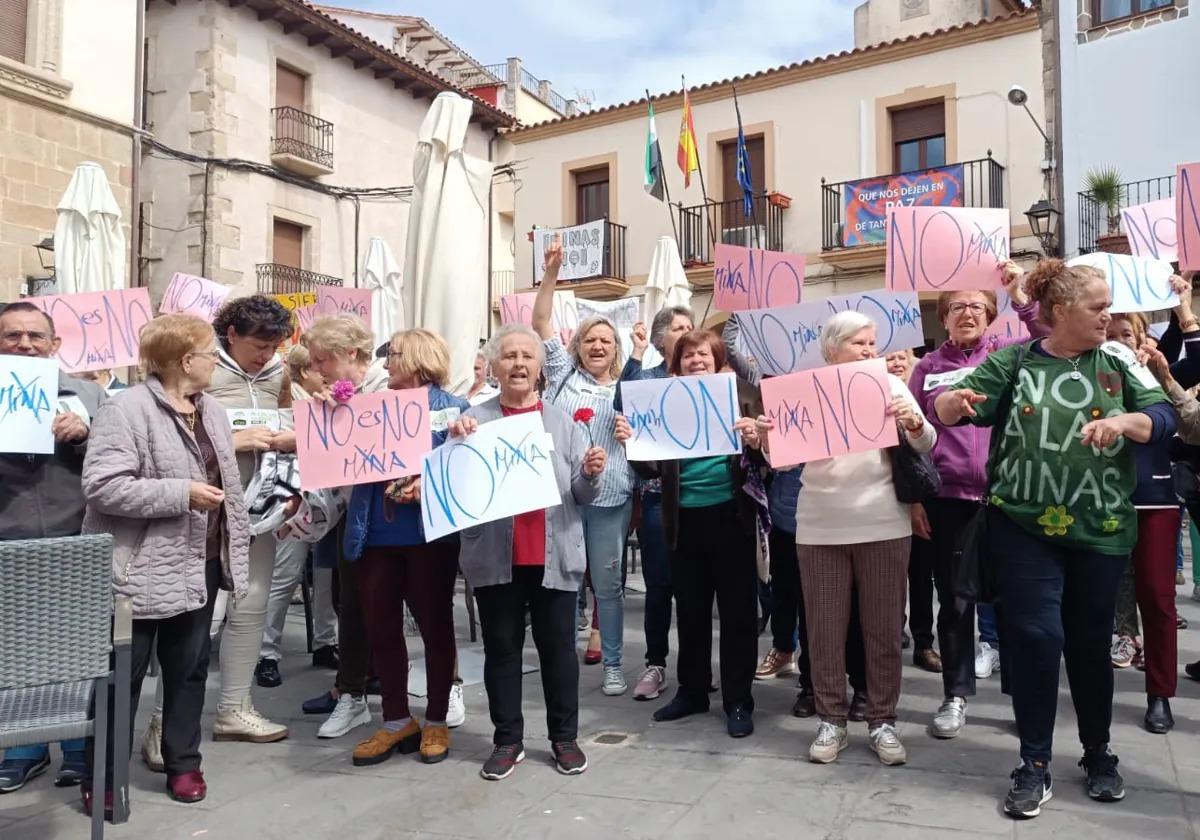 Protesta en Acebo contra los proyectos mineros en la Sierra de Gata.