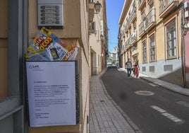 Anuncio en la calle Eugenio Hermoso, en el casco antiguo de Badajoz.