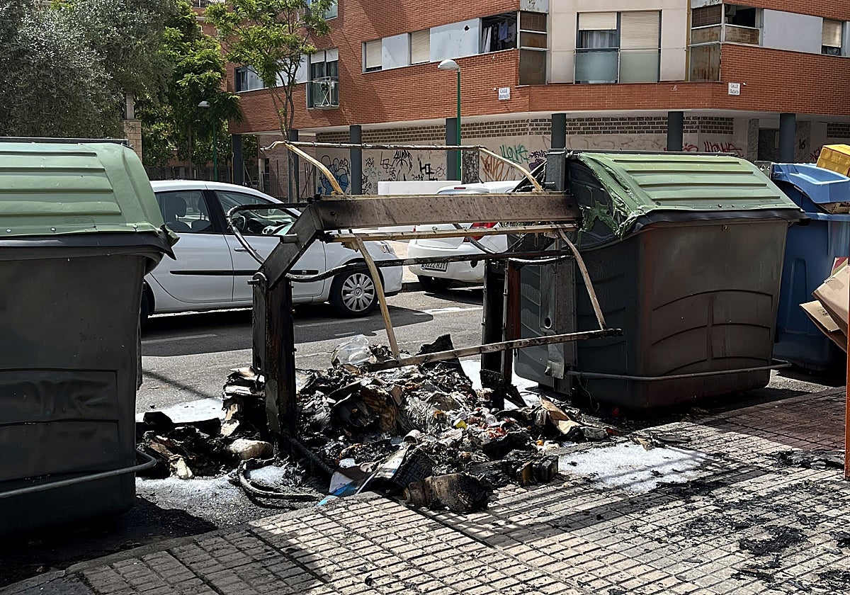 El contenedor ha quedado completamente carbonizado.