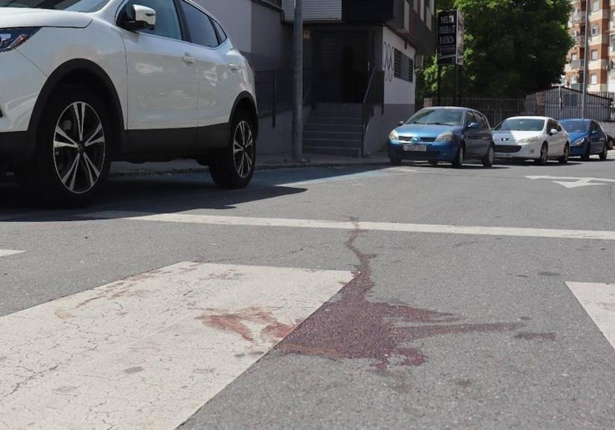 El atropello ocurrió en un paso de peatones junto al Pabellón Escuela Deportiva de La Data, donde a la mañana siguiente aún se podían ver los restos de sangre del joven herido.