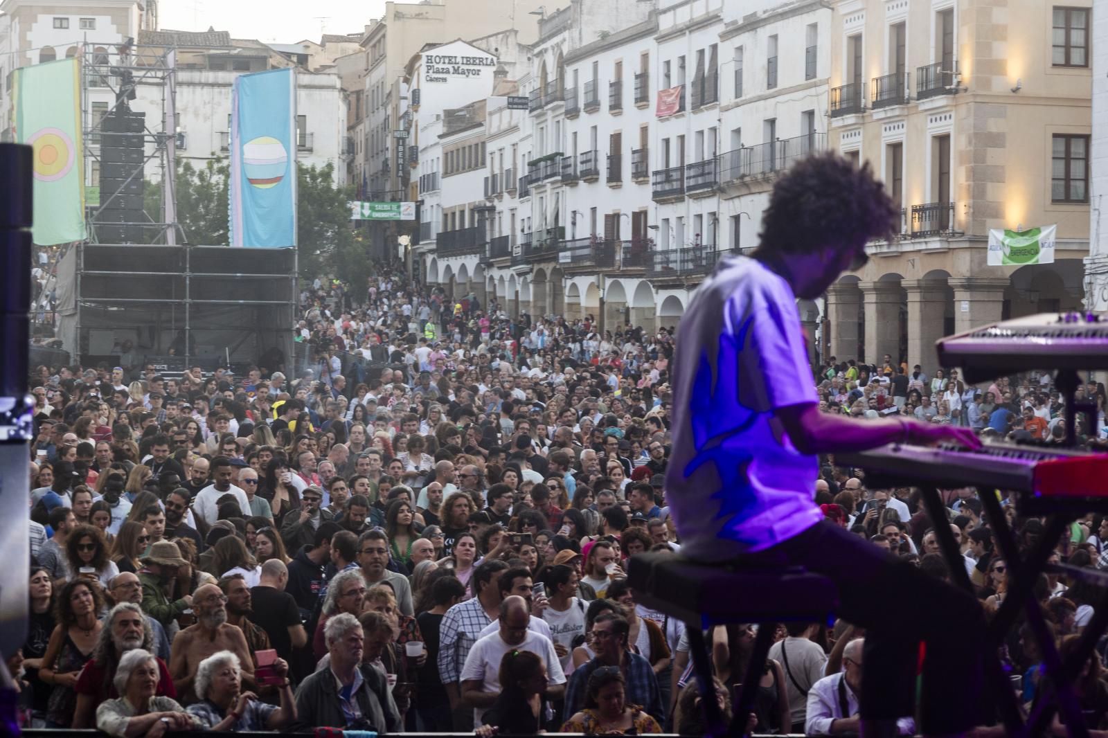 La primera jornada de Womad Cáceres 2024, en imágenes