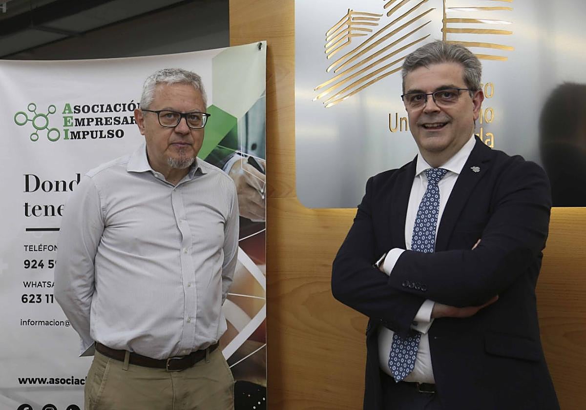 Víctor León, de Impulso, y Pedro José Pardo, director del Centro Universitario de Mérida.