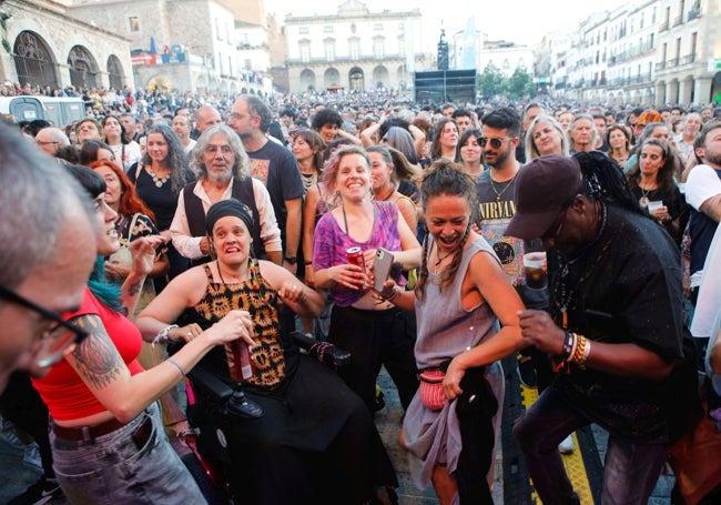 El público se entrega al baile durante el concierto de Afriquoi.