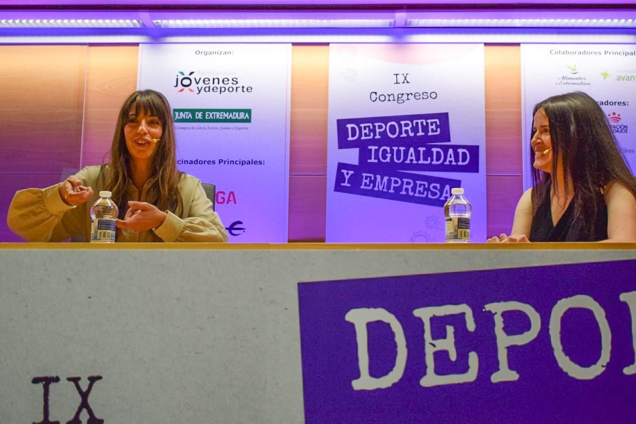 La ex deportista y actriz Almudena Cid junto a la periodista Estrella Domeque. 