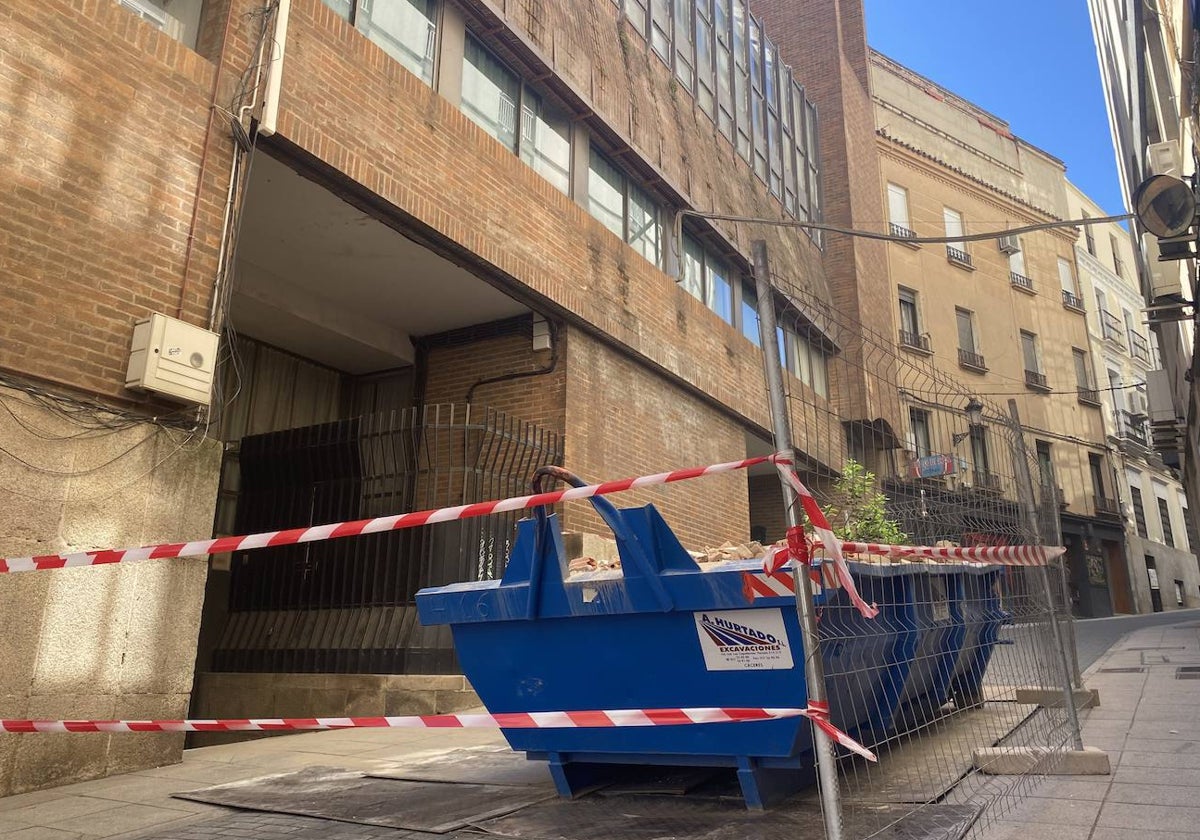 Contenedor de obra situado a las puertas del edificio de Clavellina.