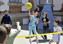 Escolares practican deporte en el patio de un centro educativo.