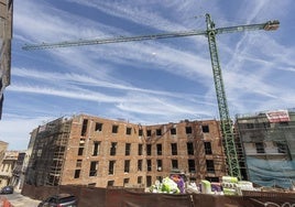 Estado actual de las obras del futuro hotel de Godoy desde la calle Zapatería. La parte que se ve es de nueva construcción .