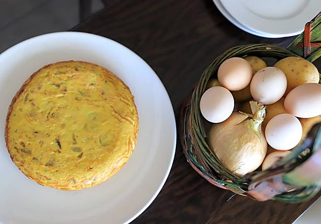Su elaboración lleva mucha cebolla y muchos huevos.