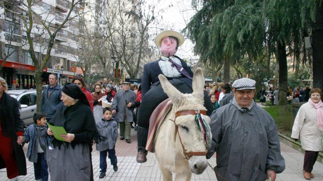 ¿En qué ciudad se celebra la fiesta de 'Las Lavanderas' en el mes de febrero?