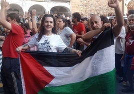 Público en los conciertos del jueves con una bandera palestina.