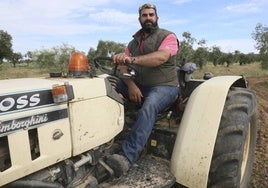 Jesús Carracedo, el jueves pasado, en su finca de Trujillanos, al lado de Mérida, antes de empezar a arar su olivar ecológico.