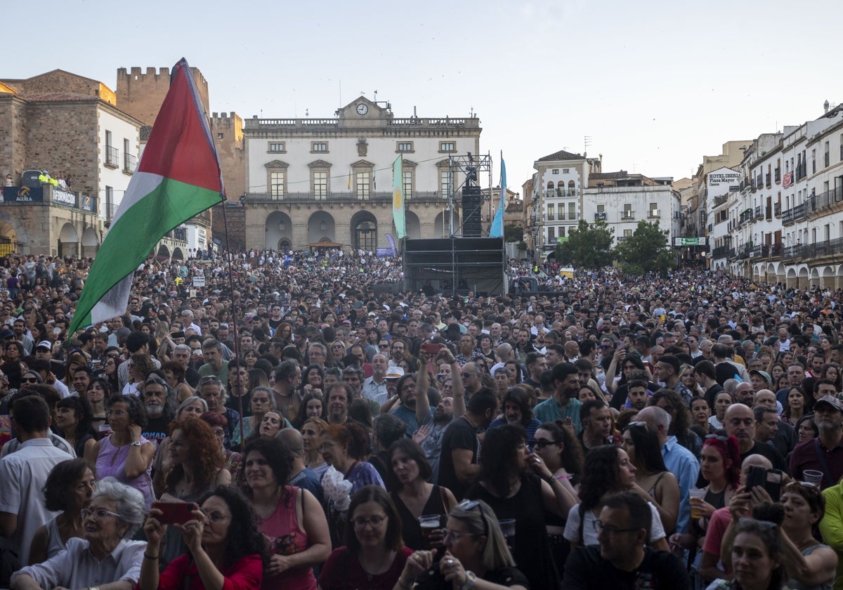 La multitud disfruta del concierto del grupo británico Afriquoi, que pone sobre el escenario música de baile africana mezclando ritmos congoleños y gambianos.