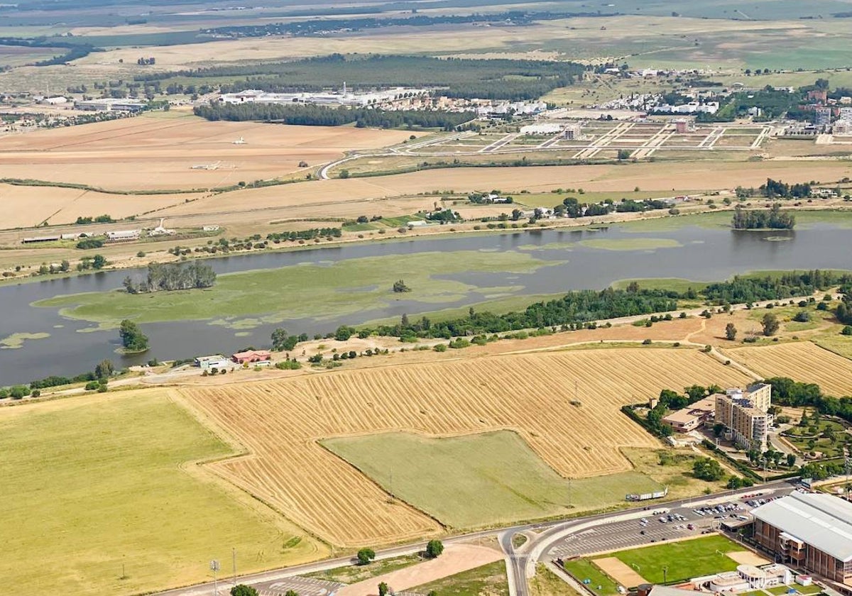 Vista aérea de la zona que unirá el puente desde la margen derecha. El vial partirá de la rotonda de la avenida de Elvas que el Ayuntamiento ha reconstruido hasta el entorno de la ciudad deportiva de la Granadilla.