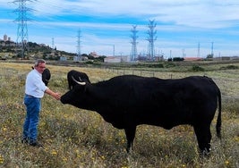 Juan Higuero, junto a uno de sus ejemplares.