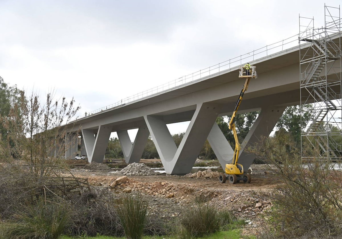 Construcción del puente 25 de abril, que forma parte de la Ronda Sur y que ya está inaugurado.